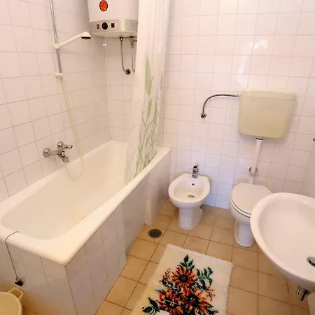 דירה By The Sea Arbanija, Ciovo - 10340 טרוגיר